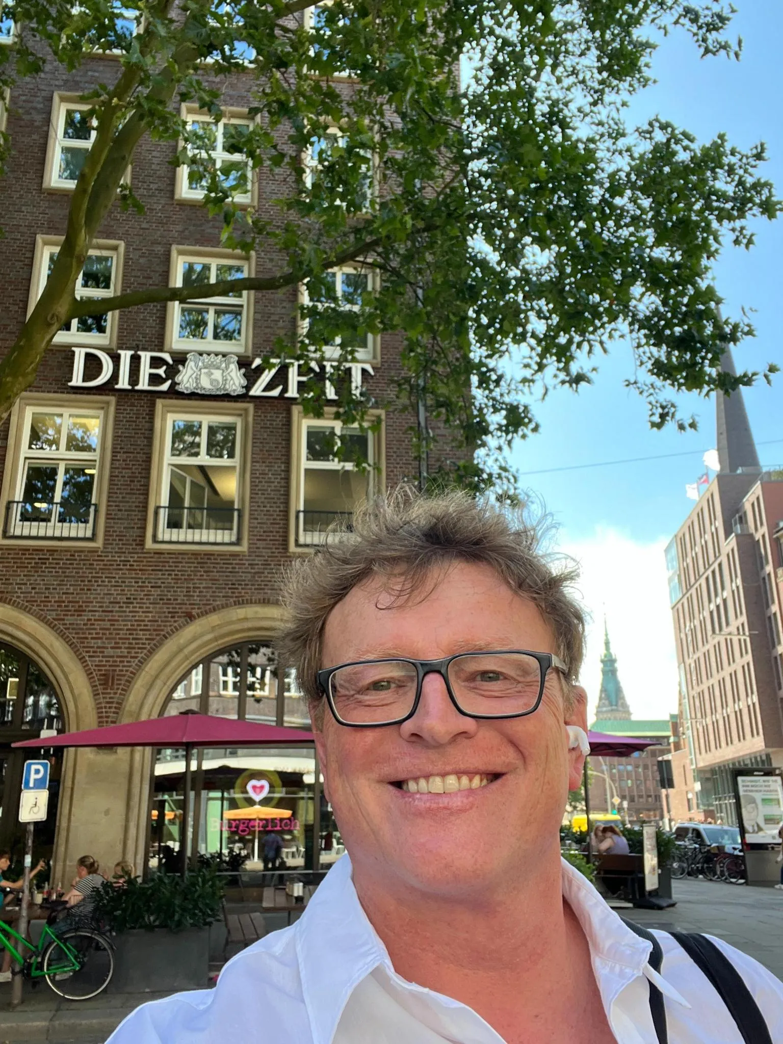 Markus Kurz vor dem Pressehaus der Zeit in Hamburg